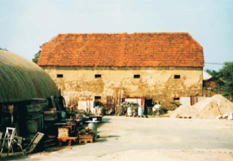 RADNICE VÌte, ûeö Ö pr vï zbouran öpejchar v centru öeberovskèho dvora mezi Ë.p. 1 a Ë.p. 2 (s pka urëen k usklad- Úov nì zrnì, tedy vyml cenèho obilì) p edstavoval zvl ötnì instituci pro drûitele tzv.