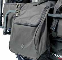 Saddle Bag je spojený širokým popruhem, který jednoduše položíte přes vaše obaly s pruty, nebo Quiver a zajistíte tak lepší stabilitu vašich zavazadel.