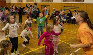 Mikuláš v sokolovně 2013 Ve čtvrtek 5. 12. 2013 naděloval Mikuláš také v sokolovně. Děti si měly možnost zadovádět v tělocvičně sokolovny i s Mikulášem a čertem.