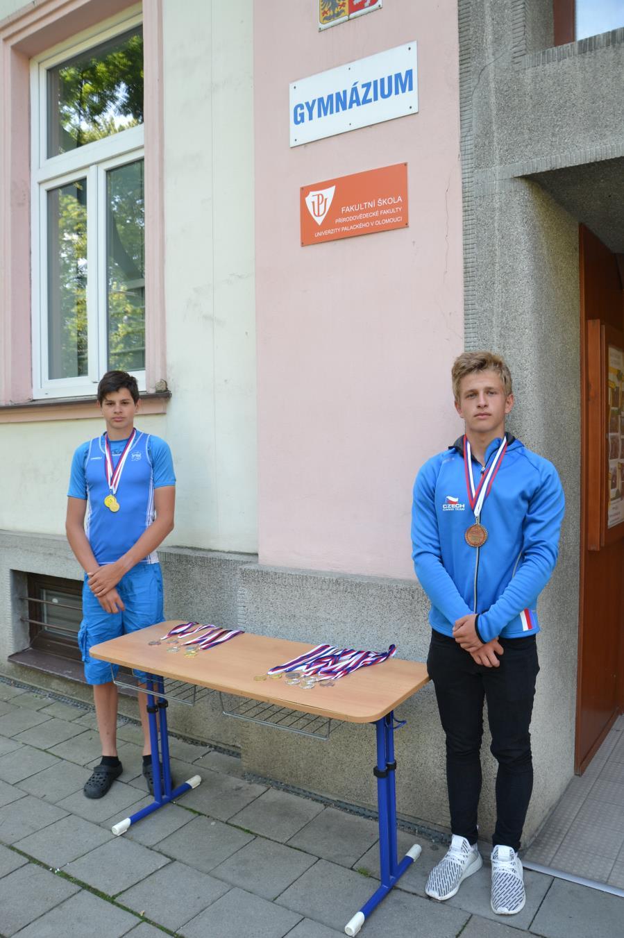 Ročenka Gymnázia v Kojetíně strana: 81 21. ZAJÍMAVOSTI ZE ŠKOLNÍHO ROKU Gymnázium pořádalo velkou charitativní sbírku pro sirotčinec v Kambodži. Řada studentů školy odjela studovat a poznávat svět.