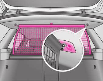 Síťová mezistěna (Combi)* Použití síťové mezistěny za zadními sedadly Demontáž Pro přepravu objemných zavazadel můžete shrnovací kryt demontovat tak, že zatlačíte na bok příčné tyče