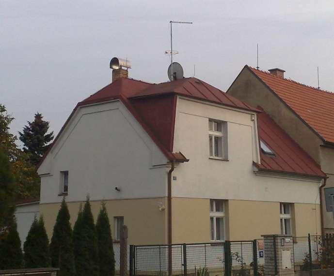 Plechová střecha v ochranném prostoru antény Obr.