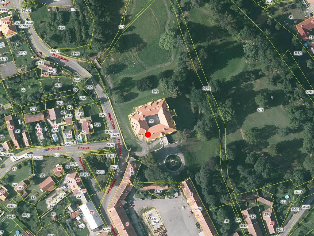 nadzemním podlaží v kanceláři muzea, kde je umístěn stávající rack