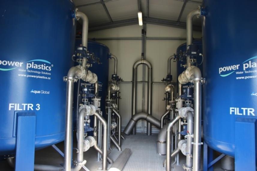 Obr. 6. 14 Čtyři GAU filtry instalované na ÚV [zdroj: ] Hygienické zabezpečení vody K dezinfekci vody se na úpravně využívá plynný chlor.