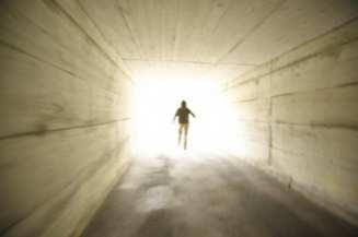 MUSÍŠ PROJÍT MNOHA TUNELY Lid, který chodil ve tmě, vidí veliké světlo, obyvatelům temné země vzchází světlo (Izaiáš 9,1) V životě musíš projít mnoha tunely.