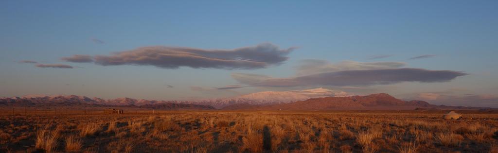 Step před obcí Bídž a tradiční cumulus lenticularis nad horou