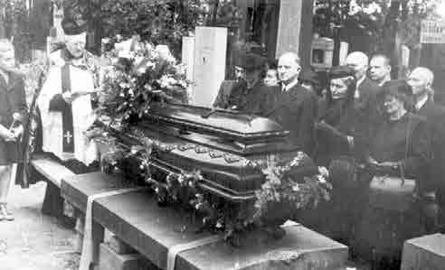 Unikátní snímek z Lukasova pohřbu na hřbitově v Praze 6 Bubenči. Za rakví je vidět Lukasův bratr Otto s manželkou Hanou (po jeho levici).