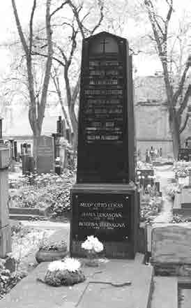 Hrob Karla Lukase na bubenečském hřbitově v Praze Zdroj: Archiv autora Na počátku června 1949 obdrželo několik známých Lukasovy rodiny úmrtní oznámení s následujícím textem: Sdělujeme bolestnou