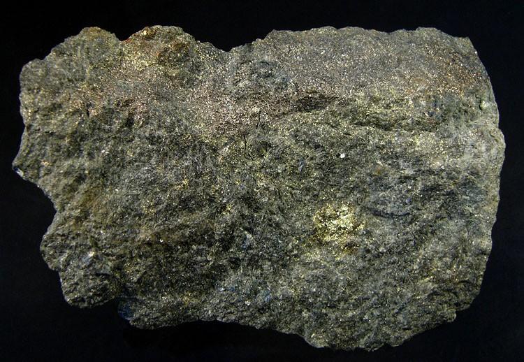 - ultrabazické magma (peridotity) obsah SiO 2 35-45 % hlavní minerály: olivín,, pyroxeny Likvace - rozdělení původně homogenní taveniny na dvě vzájemně nemísitelné taveniny (silikátovou a