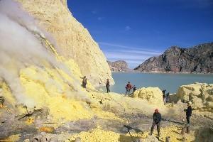 Vznik minerálů ze sopečných exhalací (postvulkanogenní mineralizace) - exhalační ložiska - Sulphur Mining at Kawah Ijen solfatara, Java fumaroly (100-800 o C) solfatary (100-200 o C) Hlavní složky