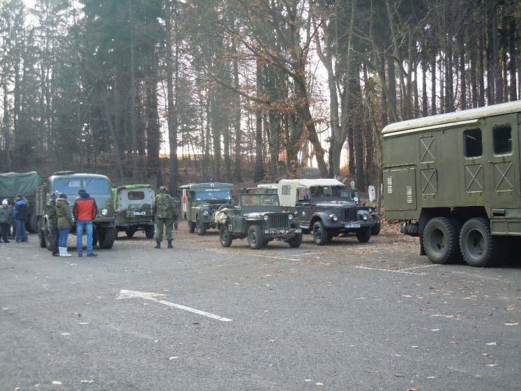 zastávkách po celé obci se kolona vojenských veteránù vydala smìrem na parkovištì Mezní Louka, kde pro všechny posádky vojenských vozidel byla