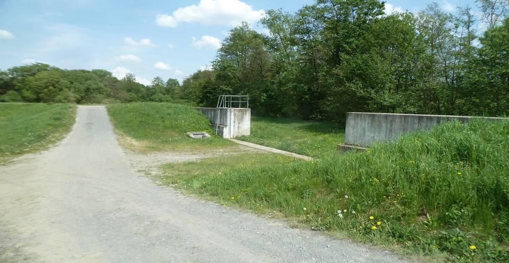 Foto současného stavu a možné budoucí řešení jednotlivých objektů (řazeno proti proudu toku): MOB 3-P potokem Mobilní hrazení v délce 12 m (6 x 2 m) v ochranné zdi nad Postřelmovským