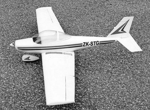 modelem, tedy převážně ze smrku a překližky. RC polomaketa ULL sportovního letadla na elektropohon.