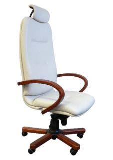 sklonu opěradla. Robustní čalounění sedáku a opěradla poskytuje pohodlné a měkké sezení pro uživatele.