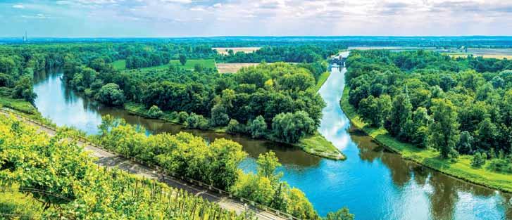 Mnoho řek u nás pramení, žádná velká k nám však nepřitéká a veškerá voda, která u nás naprší nebo vyvěrá, odteče z naší země pryč. Proto se také Česká republika někdy označuje za střechu Evropy.