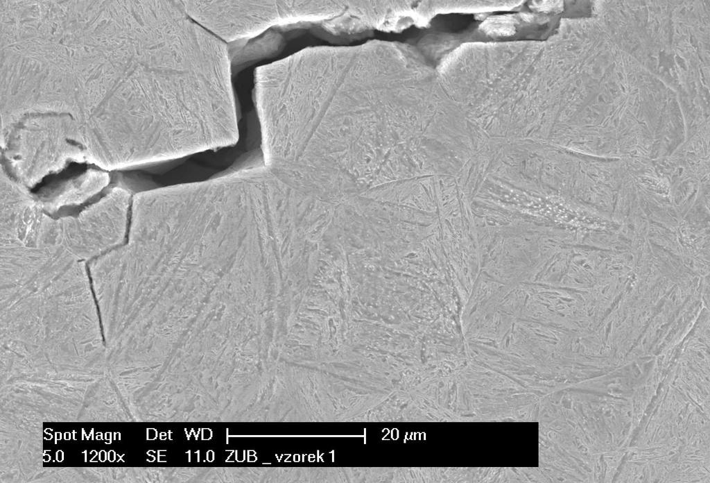 Tato lokalita je dána jednak zbytkovým napětím, které bylo generováno následkem kalení a jednak následkem broušení. Na obr. 5 je zachycen dojezd trhliny.