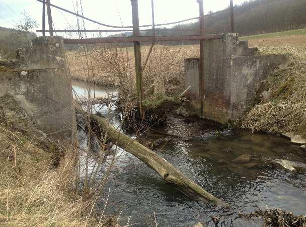 Další objekt se nachází na km 3,750. Jedná se o dřevěné dvoupólové stavidlo. Stavidlo je nefunkční, ve zdevastovaném stavu.