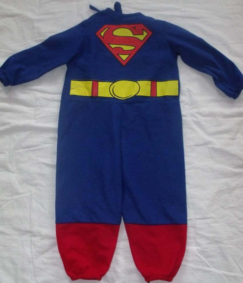 94. Kostým SUPERMAN 2-4 roky Délka: 72 cm (od rozkroku dolů 30 cm) Šířka: hrudník 33 cm Délka rukávu