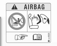 52 Sedadla, zádržné prvky Neprovádějte žádné úpravy systému airbagů, protože to bude mít za následek neplatnost schválení vozidla k provozu. Kontrolka v systému airbagů 3 91.