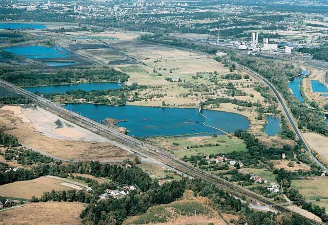 Ostravsko Plochá akumulaãní pánev je pokryta ãetn mi rybniãními soustavami, pohled na soustavu v Loukách u Karviné. vytvofiením tzv. stonavského jezera.