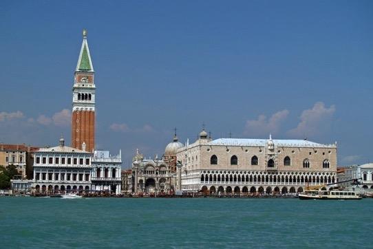 1. ÚVOD Vítejte v Benátkách! Vítejte v jedinečném městě, do kterého každý rok přijede více než 15 milionů turistů.