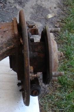 Pro praktické zkoušky mnohých polotovarů byla tato velikost nadměrná a nepoužitelná. Proto byl záhy zmenšen průřez na 20x 20 mm, také byla rozmanitost ve tvarech vrubů.