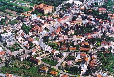 Okres Kroměříž Městská památková zóna Holešov (rozloha zóny 11,6 ha, 102 domů, z toho 20 nemovitých kulturních památek). Holešov se stal městem ve 14. století a od poloviny 16.
