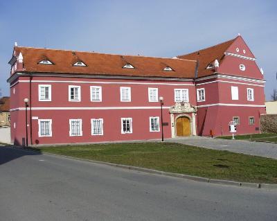 Okres Uherské Hradiště Městská památková zóna Uherské Hradiště (rozloha 16,0 ha, 209 domů, z toho 28 nemovitých kulturních památek), vyhlášena dne 20. 11.