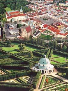 kulturního dědictví UNESCO v roce 1999 Zámek Květná zahrada Město vzniklo v podhradí slavnikovského hradu, který je