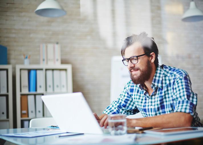 Jirka posílá klíč pomocí online správy Jirka je vedoucím reklamní agentury. V jeho týmu se střídají různé samostatně výdělečné osoby. Díky systému AirKey zvládne správu klíčů hravě.