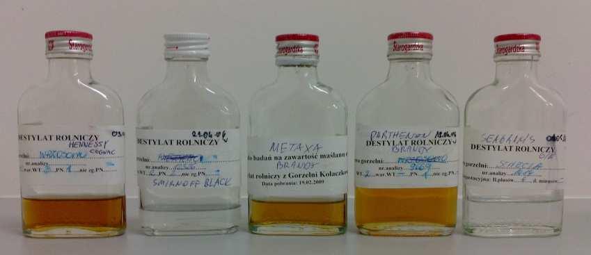 3.3 Alkoholické nápoje II 3.3.1 Experimentální část Během studijní odborné stáže v Gdaňsku (Polsko) byly analyzovány alkoholické nápoje za pomoci elektronického nosu, tzv. E-nosu. 3.3.1.1 Chemikálie Byla použita deionizovaná voda (Milli Q A10 Gradient/Elix Systém) od Millipore (CA, USA) a vodík (čistota 5.