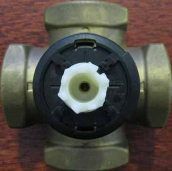 směšovací ventil (princip připojení na třícestný ventil je stejný). Pozice motoru ventil je zavřený.