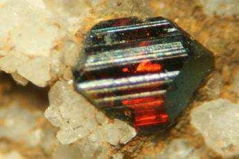 Obr. 3.2: Krystal anatasu (převzato [11]) 3.2.3 Brookit Brookit je kosočtverečný minerál pojmenovaný mineralogem Henry Jamesem Brookem.