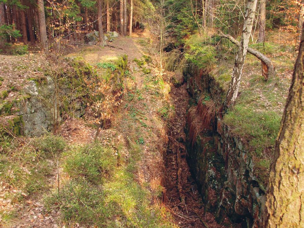 od hlavní dobývky Na Štůlách a pokračuje vsv. sv. směrem souvisle minimálně cca 780 m.