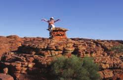 Periskop Z pad slunce nad Uluru s marmel dou a uû se jede Ñna svitì nad Uluru. Byla straön zima. Vöude st li turistè.