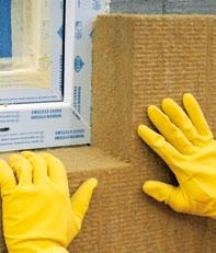 Mechanické kotvení systému Ceresit Ceretherm Lepení izolačních desek pomocí Ceresit CT84 polyuretanové lepidlo: Po nanesení PU lepicí hmoty desku izolantu přiložíme ke stěně podkladu a následně lehce
