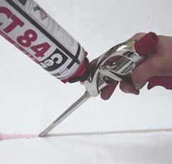 Vrtání otvoru pro hmoždinku se provádí vrtákem stejného průměru, ale vrtat se začne až po protlačení vrtáku izolantem.