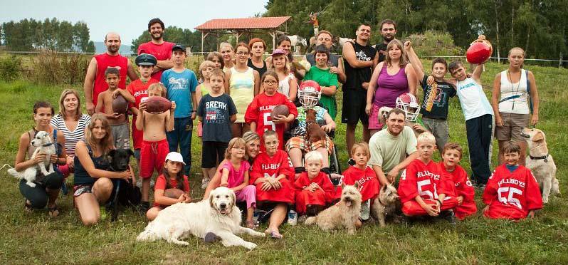 Tým vedoucích v celkovém počtu 16 osob tvořili dobrovolníci s canisterapeutickými psy, vedoucí dětského kolektivu, speciální pedagog, zdravotník, sociální pracovník a fotograf.