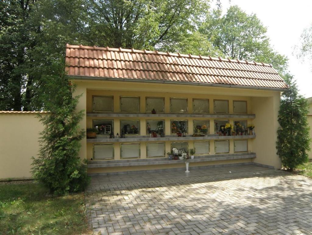Kolumbárium B. Beránková 77 r. Josef Holíček 59 r. 08. 08. 1924-21. 02. 2002 29. 12. 1921-06. 04.