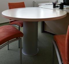 Elegantní propojení jednotlivých stolů vytváří velmi reprezentativní charakter stolových sestav. TVAROVÉ A ROVNÉ PRACOVNÍ A JEDNACÍ STOLY... horní deska je vyrobena z ekodřevotřískové desky tl.