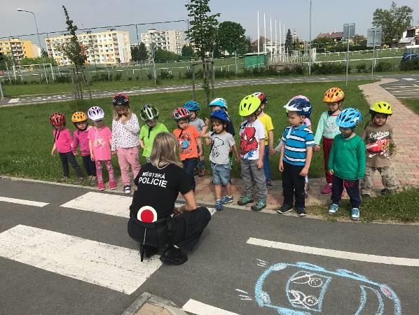 pomůckami Školní řád Akce školy pro žáky k prevenci sociálně patologických jevů Komentář Každodenní úzký kontakt všech pedagogů se všemi dětmi školy umožňuje dobrý monitoring vztahů a situací mezi