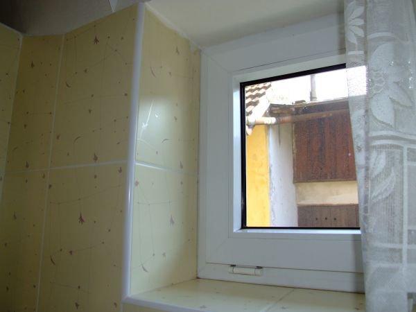 N01 Kondenzace vodní páry na okenních rámech a zasklení Kondenzace vodní páry na okenních rámech a zasklení Pod oknem ve vytápěné místnosti (kuchyně) je otopné těleso