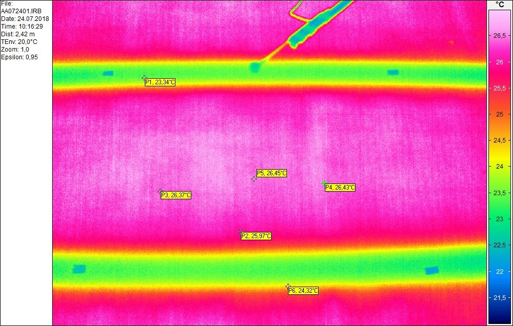 Na podlaze je vyznačen záběr termokamery a body pro určení měřítka záběru (obdobně u stropního vytápění).