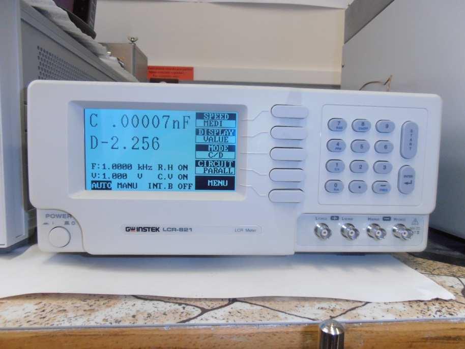 kapacity a dielektrických ztrát při frekvenci 1 khz je 0,13% rdg. + 2 digit (obrázek č. 22). Obrázek 22: LCR Metr ovládací panel 8.1.2 Regulátor CLARE 4.