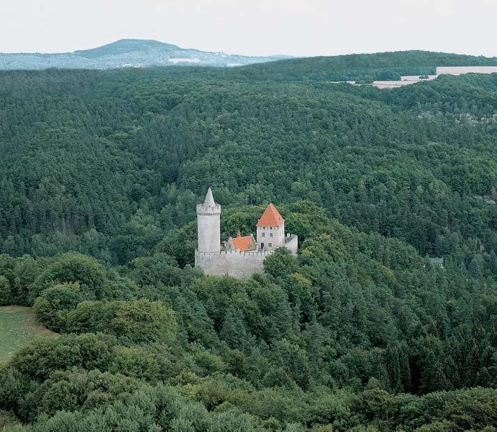GEOLOGIE Z hlediska geomorfologického v voje území jsou nejv znamnûj ími horninami kfiemenné pískovce kvádrové s chudou prachovitojílovitou, fiidãeji vápnitou základní hmotou, patfiící ke stfiední a