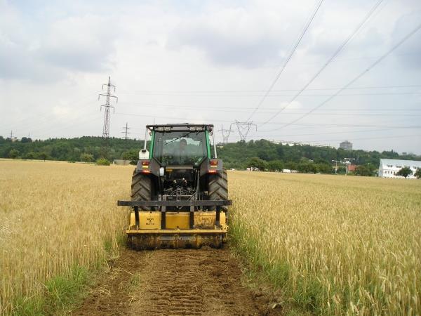 štěrku, kamení.