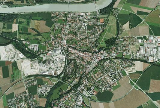 84524 Neuoetting in Altoetting (okres) obyvatelstvo 8.476 plocha 36,60 Km² poznávací značka AÖ Url http://www.neuoetting.
