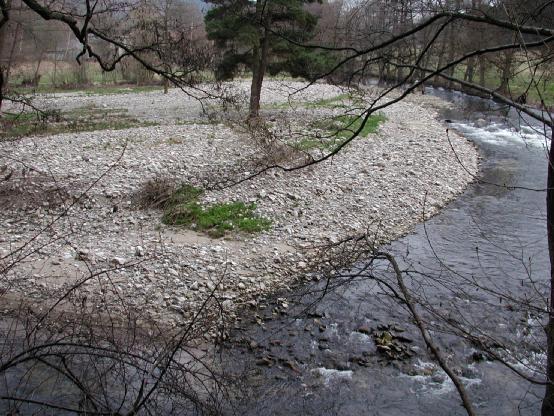 Plošné rozšíření jednotlivých akumulací je dáno změnami unášecí schopnosti proudící vody. Zatímco k akumulaci štěrkovokamenitého materiálu (obr.