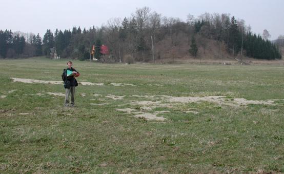 Obr. 5 Při rozlivu vody do údolní nivy a následné sedimentaci povodňových sedimentů docházelo nejprve k vyplňování nerovností a mělkých depresí na povrchu údolní nivy těmito především písčitými