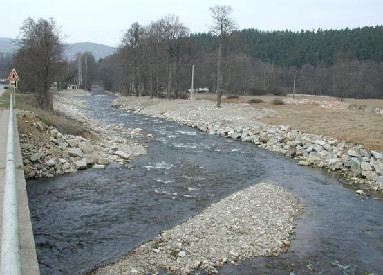 Obr. 6 Obr. 7 Antropogenní koryto Volyňky v Bohumilicích bylo během srpnových povodní úplně zničeno, tok přeložil koryto do přímého směru.